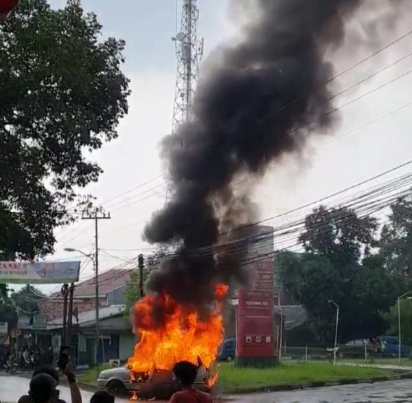 Mobil Minibus Terbakar Usai Isi BBM di SPBU Leuwiliang Bogor