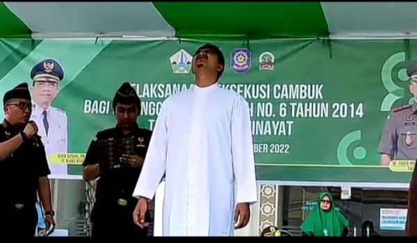 Pelaku Judi Online di Cambuk Sebanyak 33 Kali di Bireuen Aceh