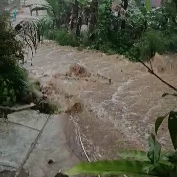 Jalan Menuju Curug Cipendok Banyumas Kembali Banjir, Diduga Akibat Luapan Embung