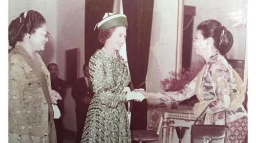 Prabowo Dapat Pujian Warganet Unggah Foto Ibundanya Bertemu Ratu Elizabeth II