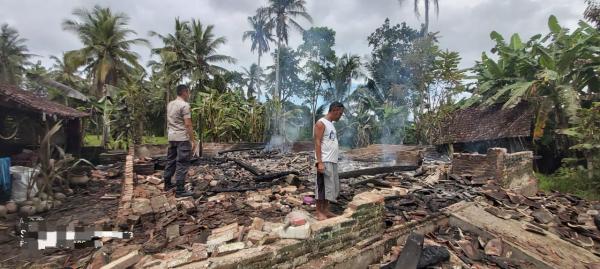 Rumah Semi Permanen di Siliragung Banyuwangi Kebakaran Saat Ditinggal Pemilik Berobat