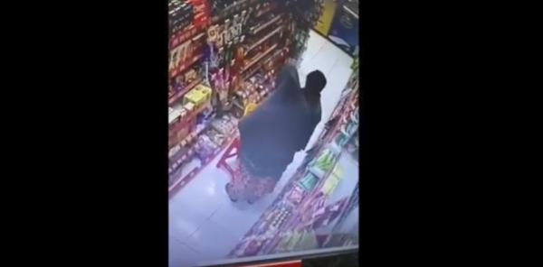 Seorang Pempuan di Makassar Ketahuan Mencuri di Minimarket dari CCTV