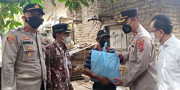 Polres Serang Bagikan Sembako, Bantu Ringankan Beban Warga Secara Dor To Dor Di Kecamatan Carenang