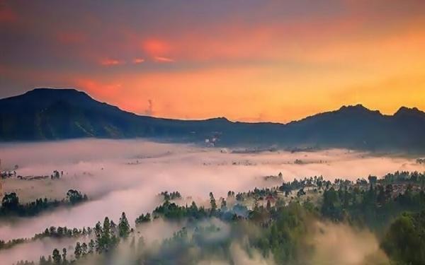 Nikmati Sunrise Berselimut Kabut di Tebing Keraton Bandung