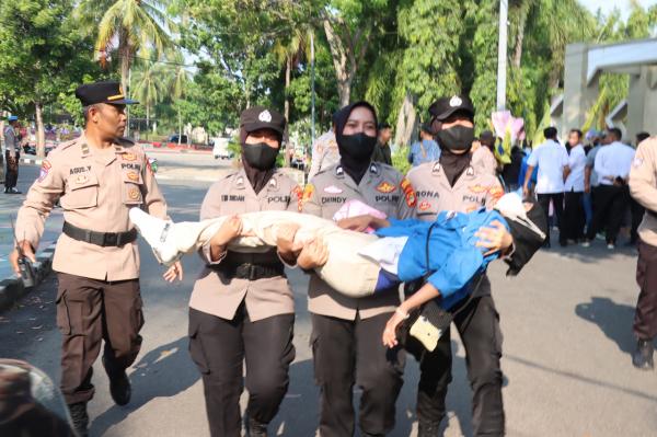 Dramatis! Polwan di Lampung Selatan Berhasil Evakuasi Mahasiswi Pingsan Saat Demo BBM