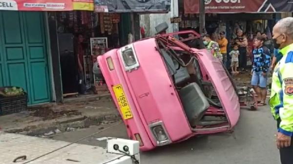 Tragis! Angkot Jurusan Sukaraja Ringsek Ditabrak Minibus Expander, 3 Orang Tewas