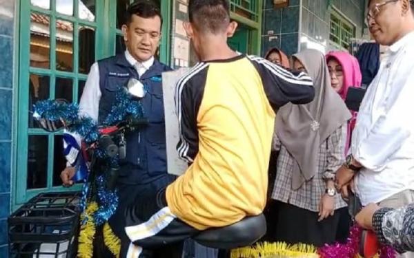 Kadisdik Jabar Beri Hadiah Sepeda Listrik untuk Korban Perundungan di Cirebon