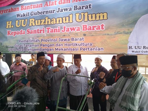 Wagub Jabar, Serahkan Bantuan Alat dan Mesin Pertanian Untuk Santri Tani di Kabupaten Cianjur