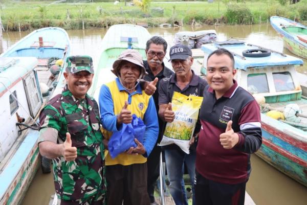 TNI Polri Aceh Barat Berbagi Paket Sembako Untuk Nelayan