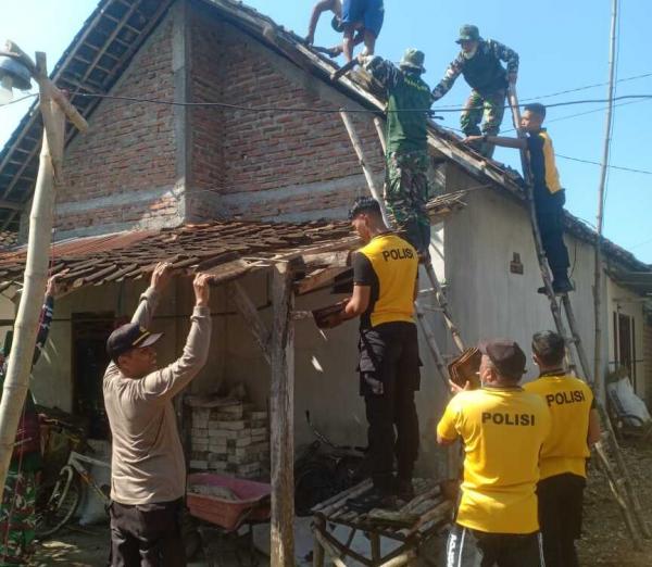 Rumah Warga Diterjang Angin Beliung : Aparat Gabungan di Bojonegoro Perbaiki Rumah Warga