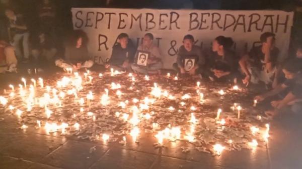 Ratusan Mahasiswa UHO Aksi Seribu Lilin dan Doa Bersama Mengenang Randi  - Yusuf