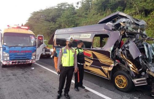 Minibus Tabrak Truk di Tol Semarang, 5 Orang Tewas dan 7 Luka Parah