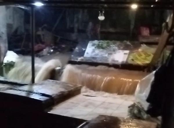 Diguyur Hujan Deras , Lapak Pedagang di Pasar Ciawi Bogor Terendam Banjir