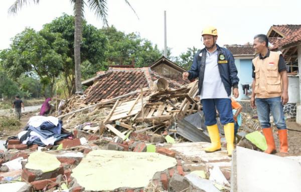 Tinjau Banjir di Garut, Wagub Jabar Serahkan Bantuan dan Serap Aspirasi Masyarakat