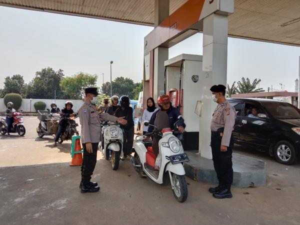 Pastikan BBM Tidak Langka, Polisi di Purwakarta Pantau SPBU