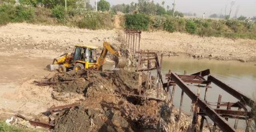 Wow! Maling India Berhasil Curi Jembatan Besi 18 Meter Disiang Hari Tanpa Dicurigai