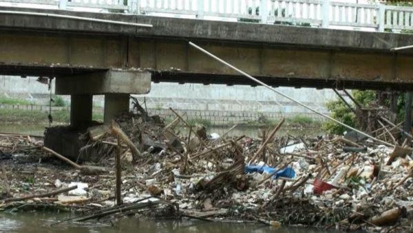 Pemkab Bekasi akan Pasang Jaring Besi untuk Menyaring Sampah di Sungai