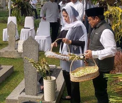 Doa Cak Imin dan Puan Maharani di Makam Taufik Kiemas
