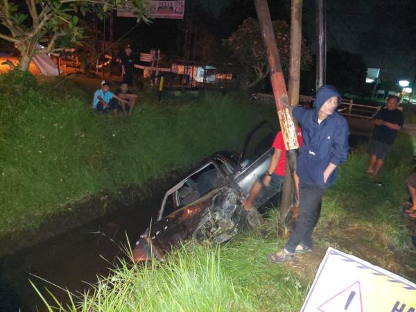 Mobil Masuk Sungai, Tiga Penumpang Masuk Rumah Sakit