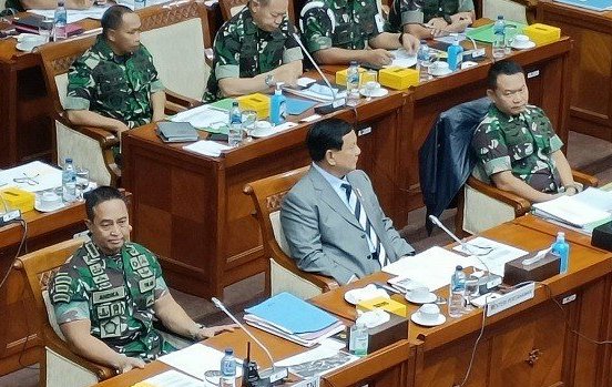 Mantap Momen  Prabowo di Antara Jenderal Andika Perkasa dan Jenderal Dudung saat Raker di DPR