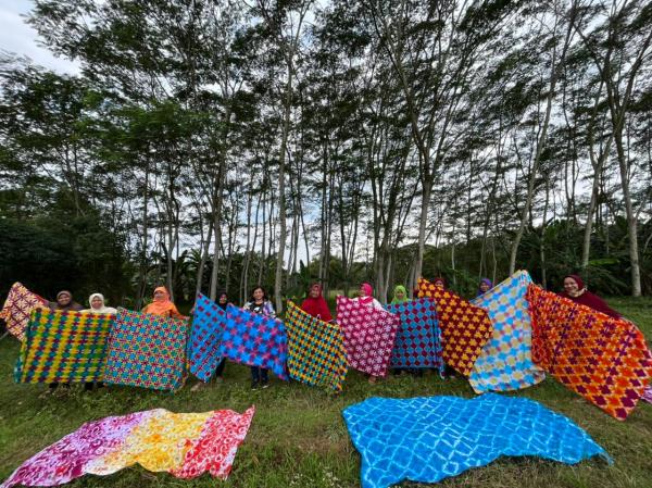 Ambil Peran Pemulihan Ekonomi, Unsoed Latih Perajin Batik Teknik Shibori