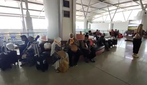 Ironis! Puluhan Calon Jamaah Umrah Gagal Terbang di Bandara Juanda