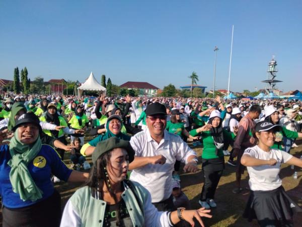 Meriahkan Haornas 2022, Ribuan Warga Demak Senam Bersama di Alun-Alun Simpang Enam Kota Demak