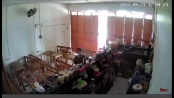 Ditinggal Sholat, Laptop Dicuri Terekam CCTV