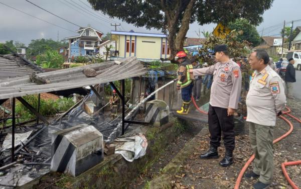 Diduga Korsleting Listrik, Rumah Panggung 2 Lantai di Cilawu Garut Terbakar Hebat