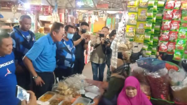 Cek Harga dan Sosialisasikan AHY Jelang Pilres, Anggota DPR RI Demokrat Blusukan di Pasar Ciamis