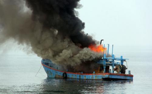 Sebuah Kapal Ikan Terbakar di Perairan Anyer,  Petugas SAR Dikerahkan Evakuasi Korban
