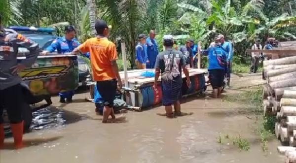 Banjir Tutup Akses Jalan, Satpolair Pangandaran Beri Bantuan Rakit Untuk Sarana Penyebrangan