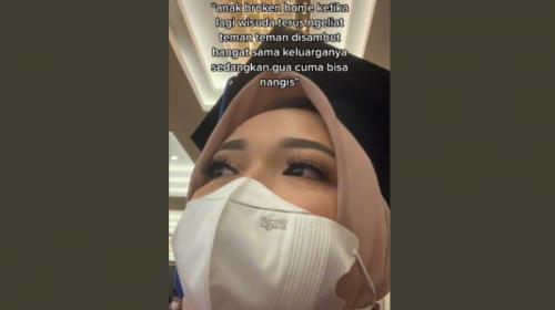 Mahasiswi Cantik Nangis di Wisuda saat Lihat Teman-Temannya Disambut Keluarga, Ini Alasannya