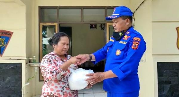 Satpolairud Polres Tasikmalaya Berikan Bantuan Satu Ton Beras untuk Warga Kampung Nelayan