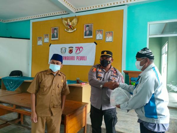 Polisi Berikan Bantuan Kepada Korban Longsor di Desa Karamatwangi
