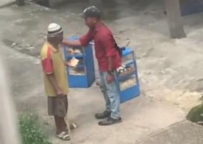 Aksi Penjual Roti Pikul Terhadap Kakek Bertonkat Panen Pujian dari Netizen