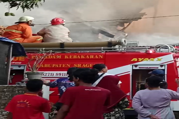 Kebakaran Hebat di Perumahan Candi Asri 2, Satu Rumah Ludes Terbakar