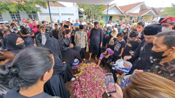Mayangsari Tak Kuasa Menahan Tangis saat Proses Pemakaman Ibunda Larasatun di Purwokerto