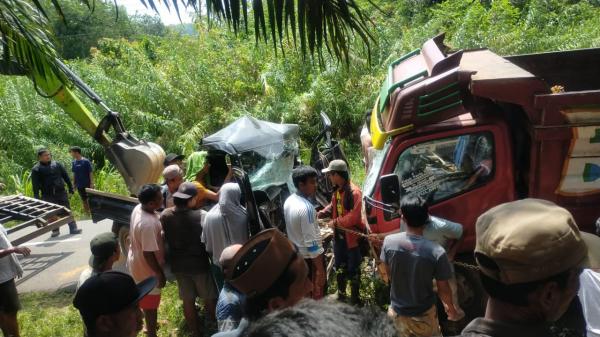 Truk Vs Pikap Adu Banteng di Bangka Selatan, 2 Orang Dilarikan ke Rumah Sakit