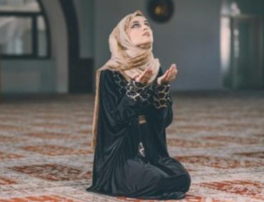 Dapat Hidayah Melalui Merdunya Suara Adzan, Bule Cantik ini Akhirnya Resmi Masuk Islam