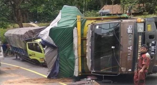 Truk Pengangkut Triplek Hantam Kios Buah dan Terguling di Semarang