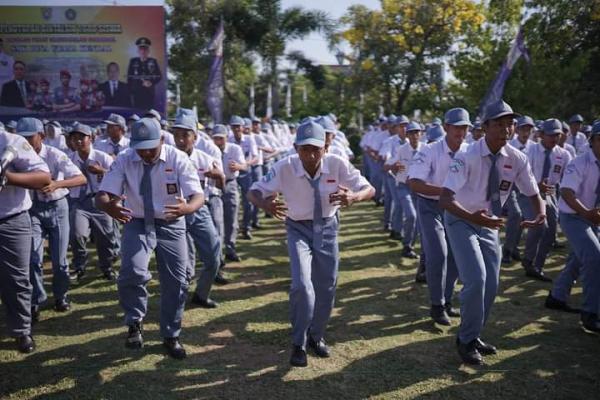 Bupati Kagum Saksikan Atraksi Bintalsik SMK Bina Utama Kendal Mirip Tentara