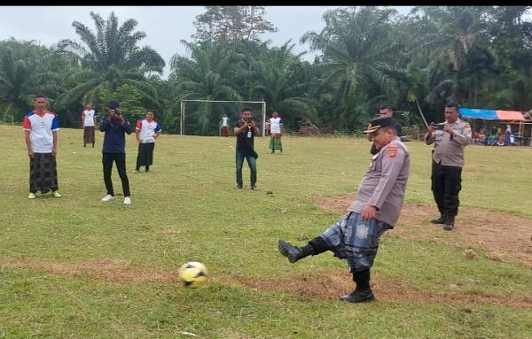 Waka Polres Aceh Barat Buka Turnamen Sepak Bola Sarung