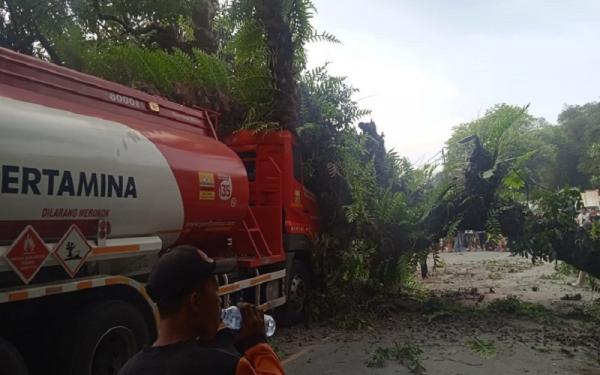 Diduga Akar Rapuh, Pohon Tumbang Timpa Truk di Bandung Barat
