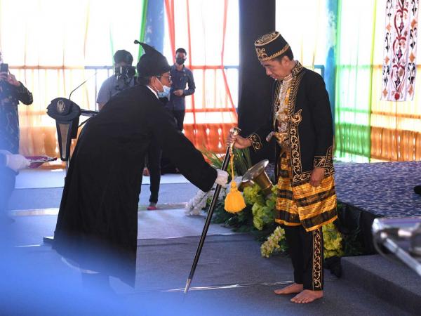 Presiden Jokowi Dapat Gelar Kehormatan dari Sultan Buton, Ini Komentar Warganet