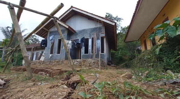 Dihantui Pergeseran Tanah, Warga Kampung Cipicung Berharap Relokasi