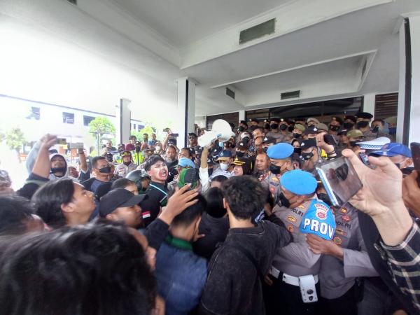 Demo HMI di Gedung DPRD Subang Ricuh, Berikut Tuntutannya