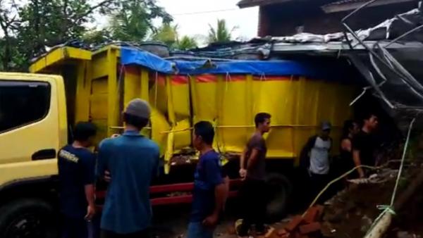 Diduga Tak Kuat Nanjak, Truk Hino Mundur Lagi di Jalan Gentong Hantam Light Truk dan Rumah Warga