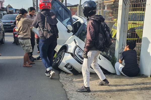 ABG di Tangsel Menangis Histeris, Mobil yang Dikemudikan Ringsek Masuk Selokan  