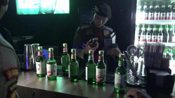 Tak Kantongi Ijin, Tempat Hiburan Malam Jual Miras Beralkohol Tinggi Disita Petugas